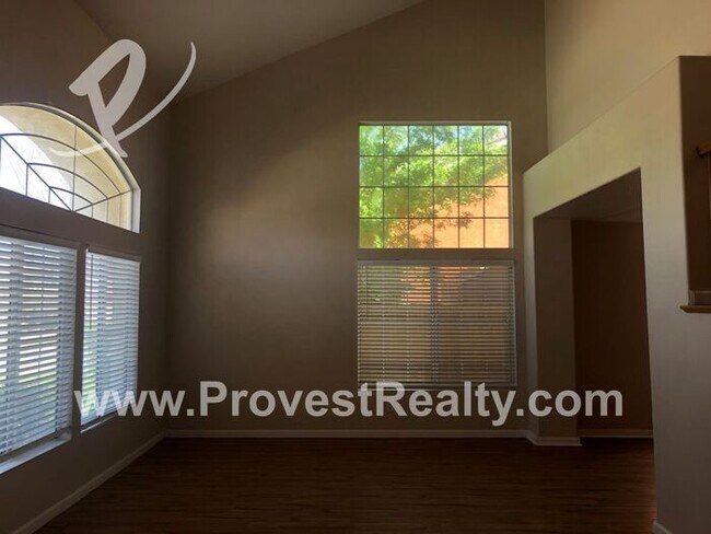 Building Photo - 4 Bedroom 3 Bathroom 2 Story Victorville H...