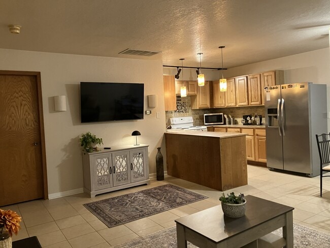 Sala de estar y cocina - 1916 Nighthawk Dr