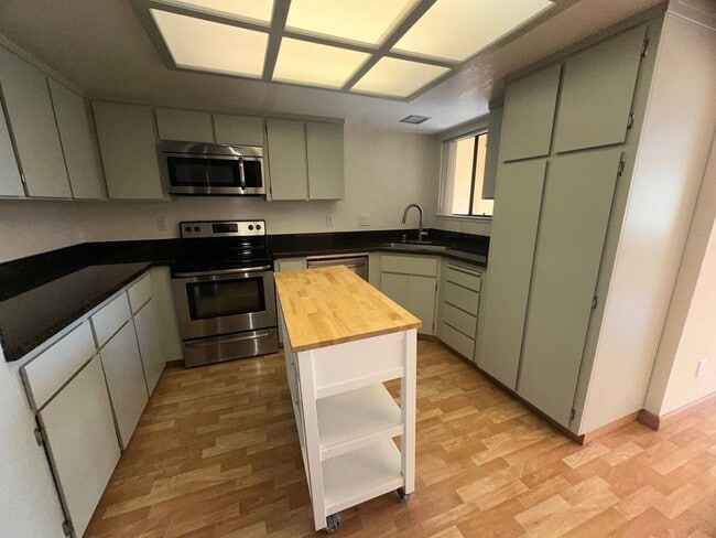 Building Photo - Updated 2-bed, 2-bath condo in Fremont’s N...