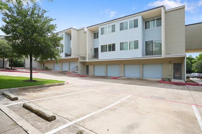 Building Photo - 604 N Bluff Dr