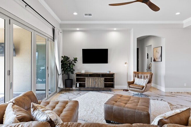 Foto del edificio - A Luxurious Fully Furnished Rental!