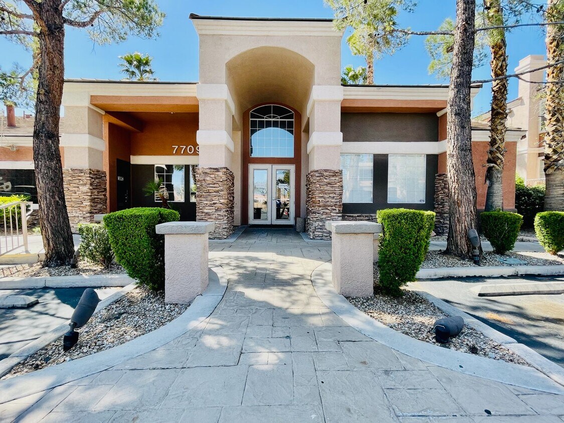 Primary Photo - Completely Updated 3 bd, 2 bth, 1st Floor ...