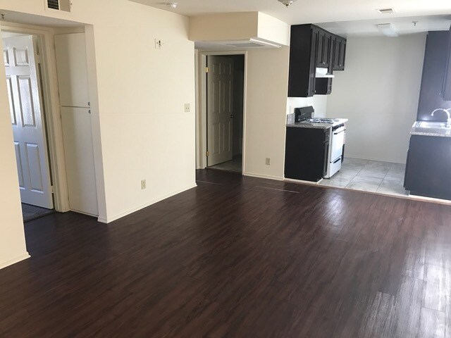 Foto del edificio - 10930 Ratner St