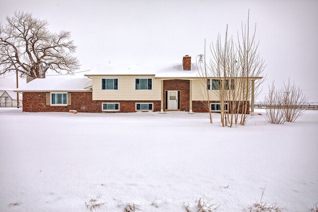 Building Photo - Home with amazing views!