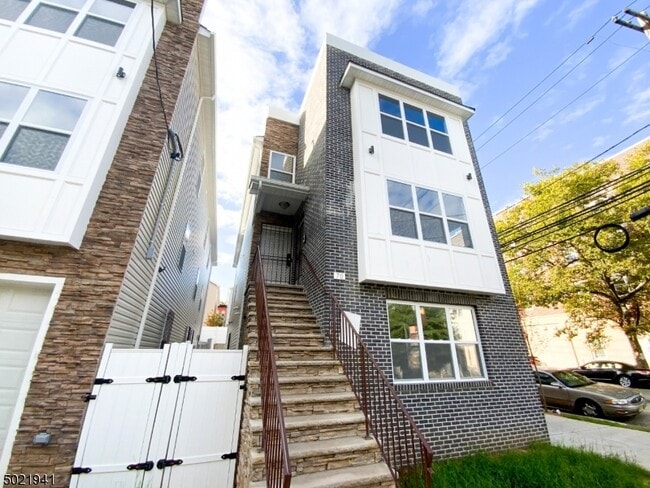 Building Photo - 70 N 6th St