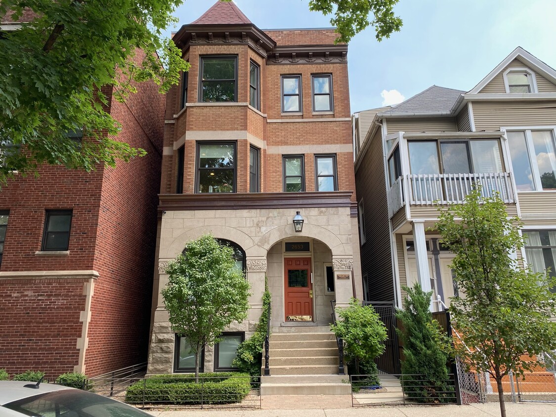 Primary Photo - 2653 N Wilton Ave
