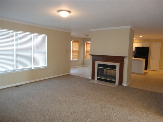 Building Photo - 320 W Columbine Lane