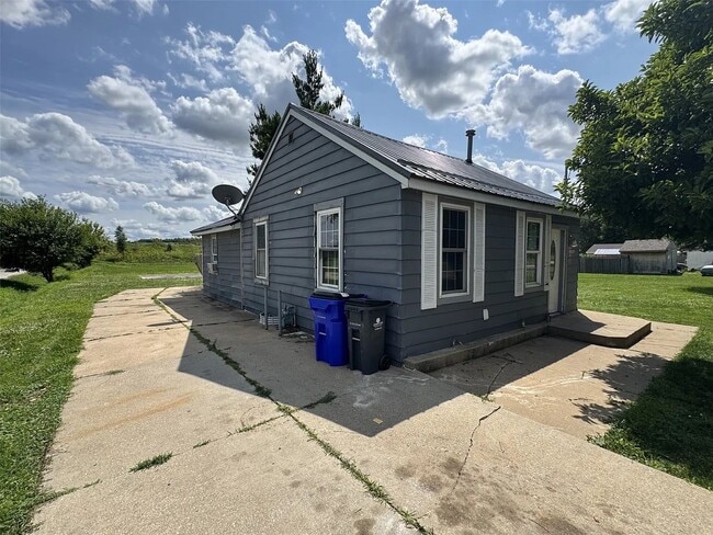 Building Photo - Cozy 2-Bedroom Cedar Rapids Home With Large Yard!