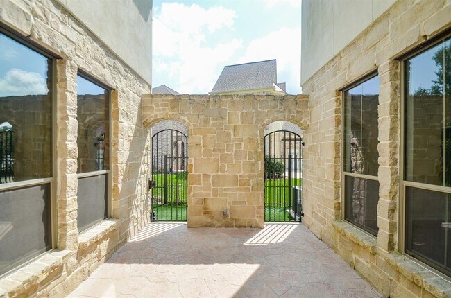 Building Photo - 42 N Knights Crossing Dr