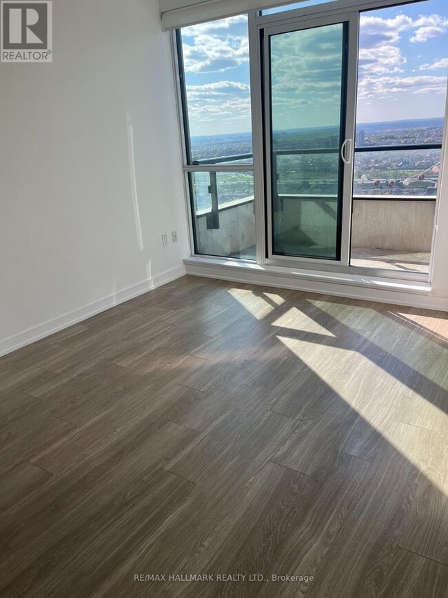 Photo du bâtiment - 4055-4055 Parkside Village Dr