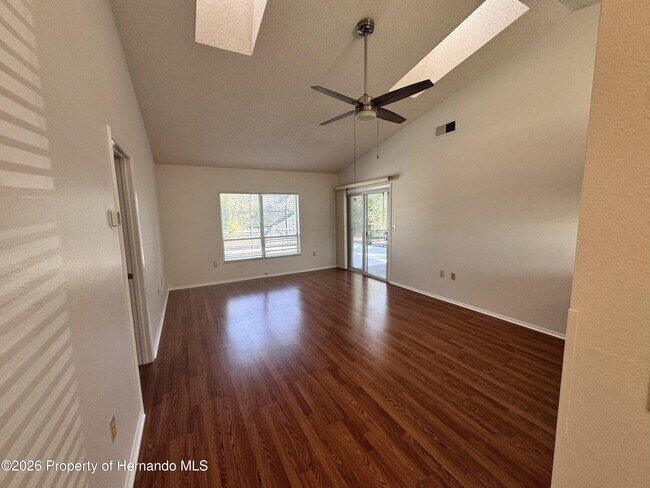 Foto del edificio - 13455 White Plains St