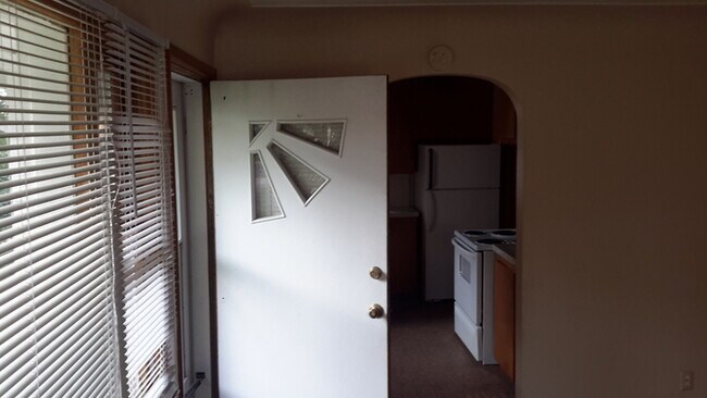 Building Photo - 2 Bed 1 Bath Duplex