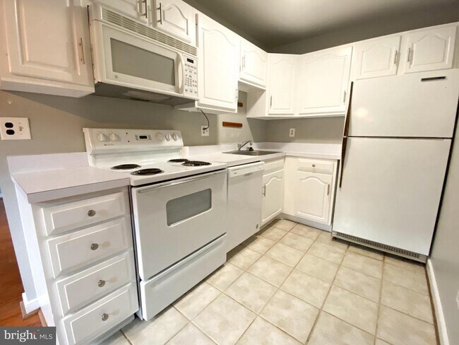 Building Photo - 1229 Michigan Ct