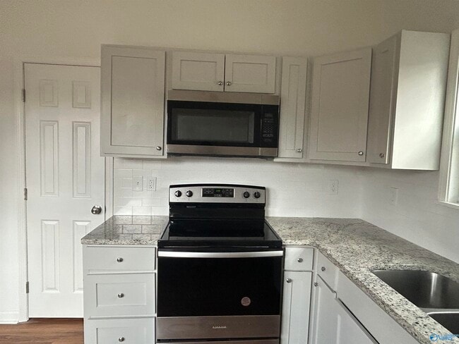 Building Photo - 614 Maple Rd