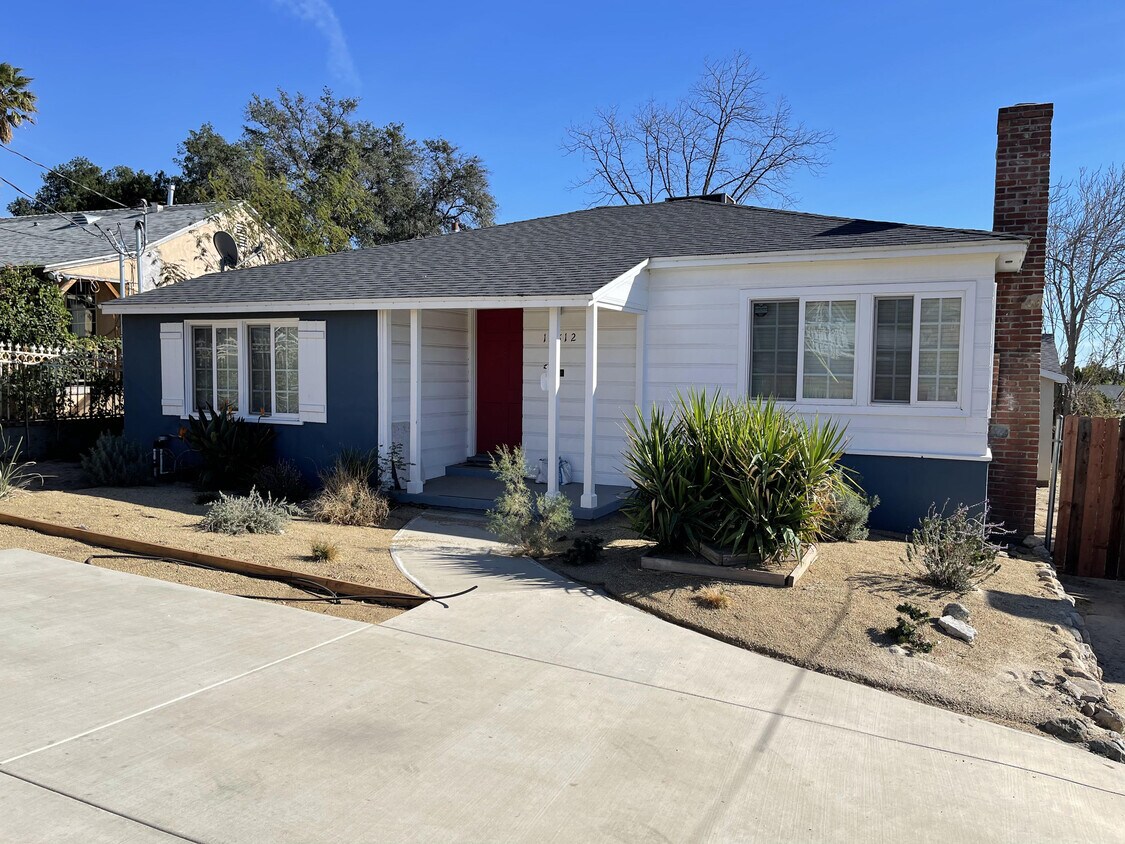 Front of House - 13812 Hubbard St