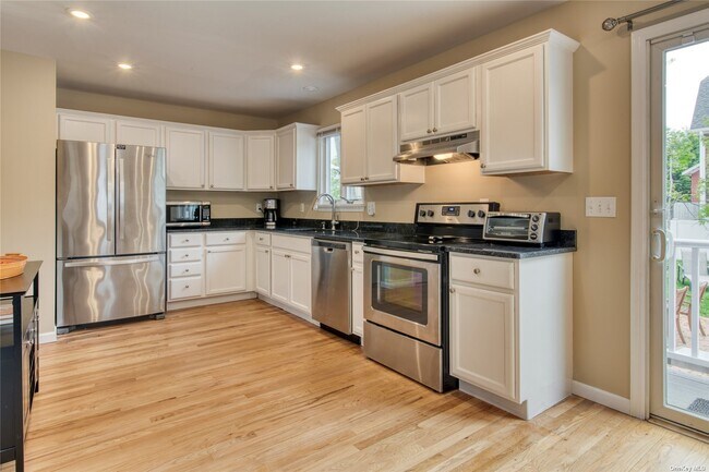 Building Photo - 318 2nd St