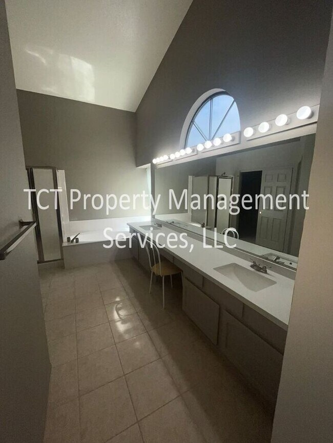 Building Photo - Beautiful 2 bedroom 55+ Community in Gold ...