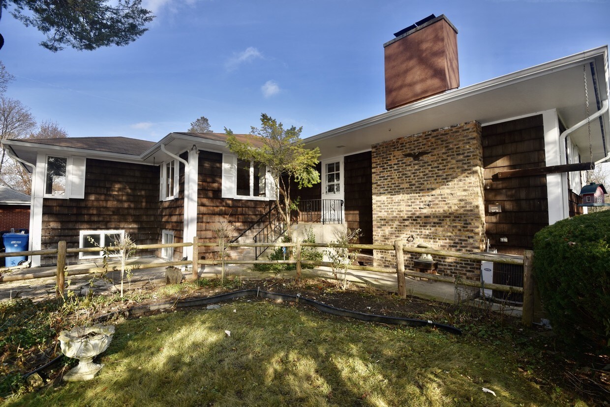 Primary Photo - 940 Windsor Rd