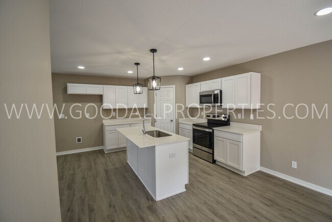 Foto del edificio - First Month Free if moved in by the 25th, ...