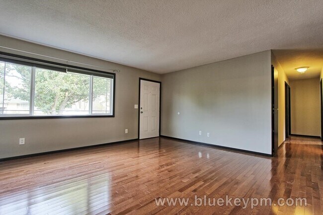 Building Photo - 3 Bed and 1.5 Bath Near Heritage High Scho...