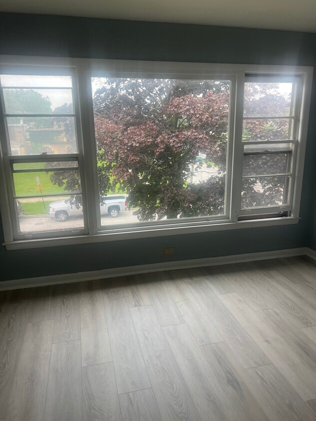 Living room - 13946 S State St