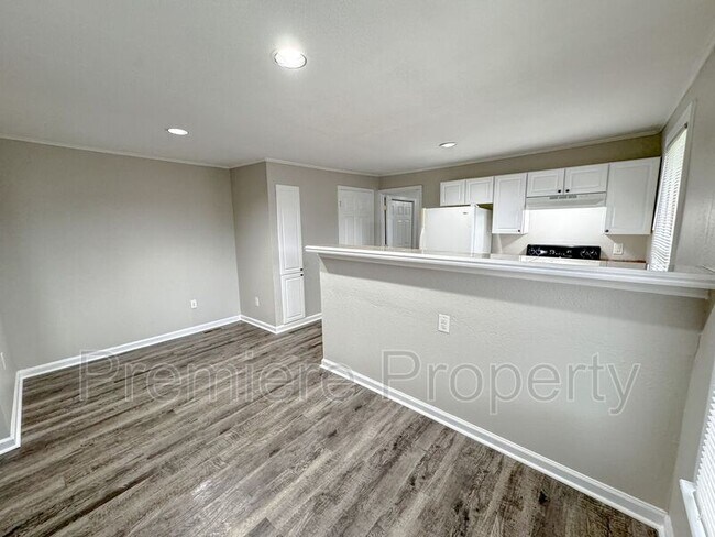 Building Photo - 4418 N Cypress Ave