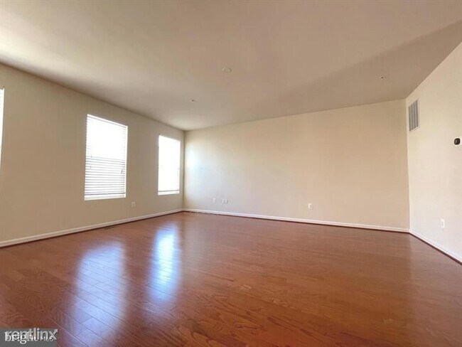 Building Photo - 4 br, 3.5 bath Townhome - 8616 Red Rock Lane