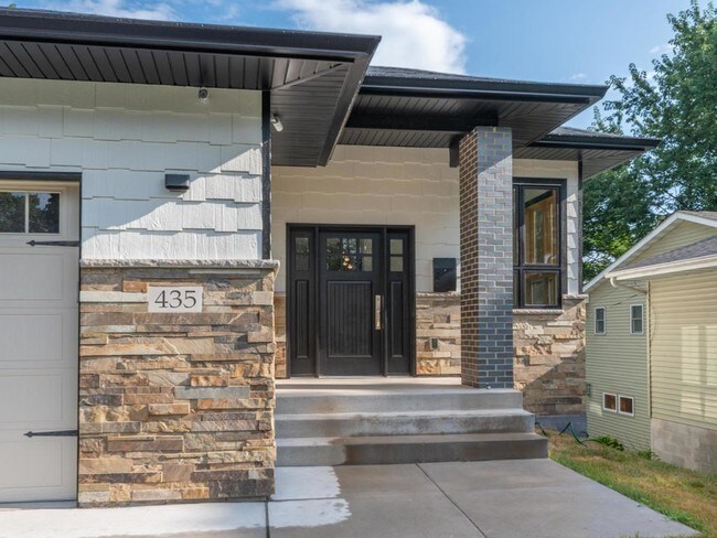 Building Photo - 435 Bernard St E