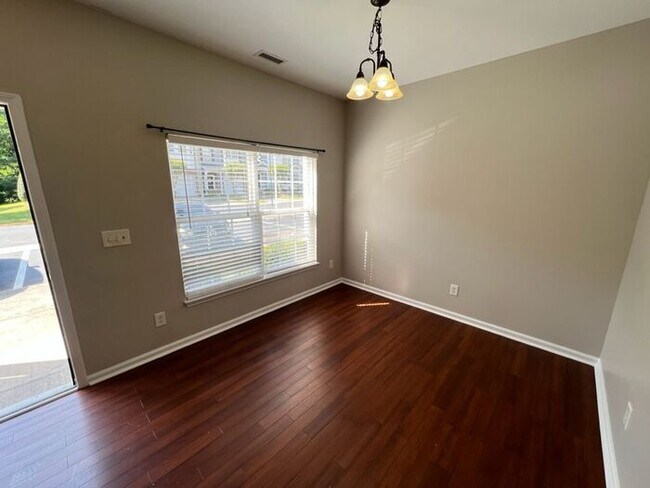 Foto del edificio - Fantastic 2 Bedroom Durham Townhouse