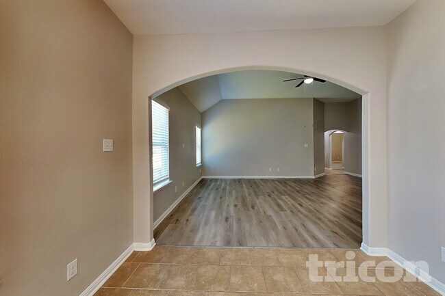Foto del edificio - 2832 Mistywood Ln
