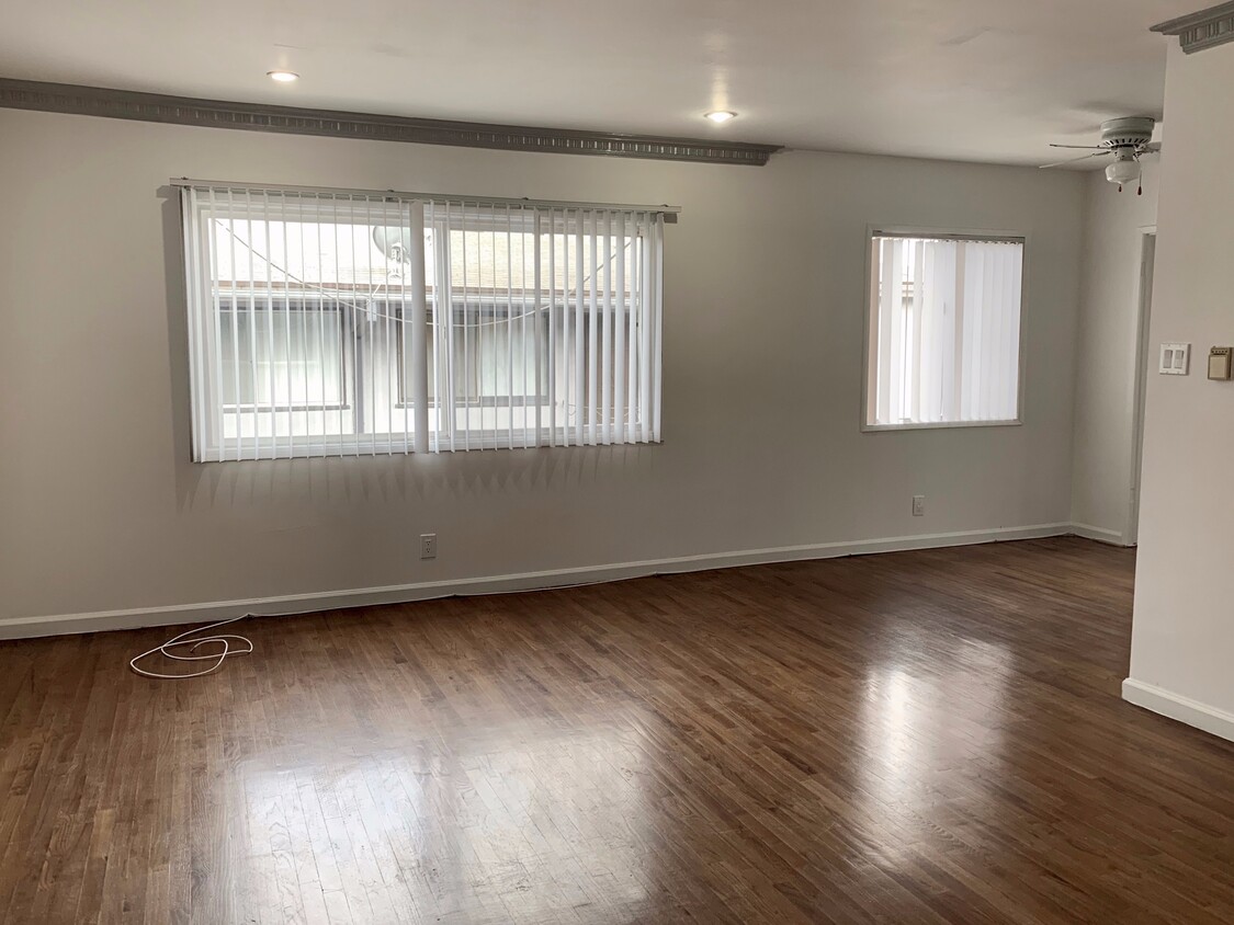 Foto principal - 1792 S Robertson Blvd