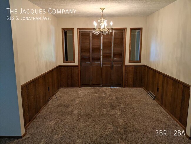 Building Photo - Very Spacious Clean 3 Bedroom 2 Bath in Gr...