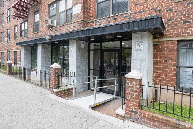 Entrance - 1011 Nameoke St