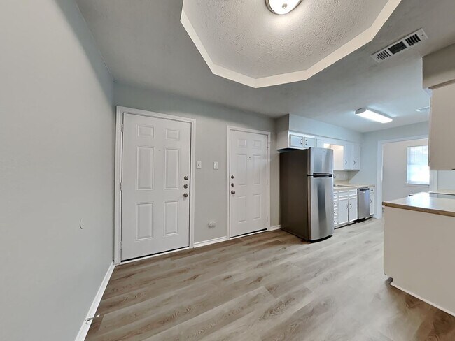 Foto del edificio - Spacious 3-Bed, 2-Bath Home with Garage, F...