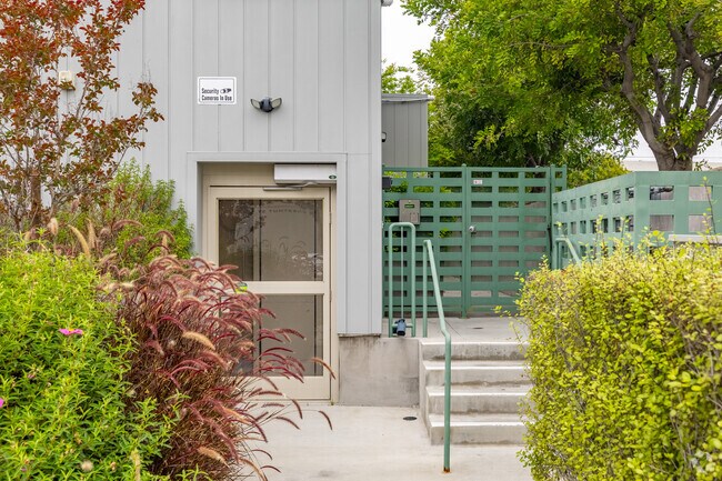 Entrance - 117 W Chestnut St