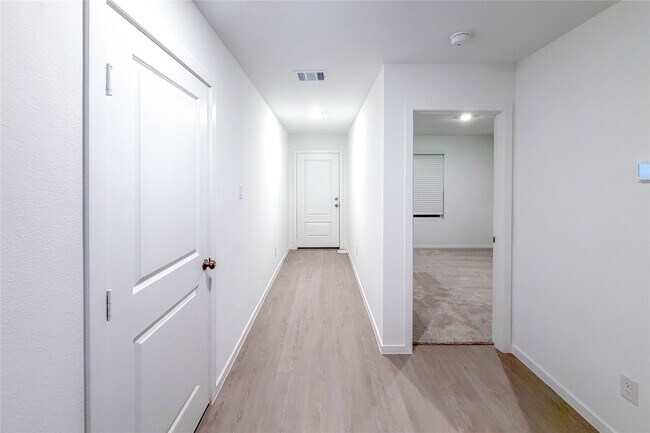 Building Photo - 3005 Highbank Dr