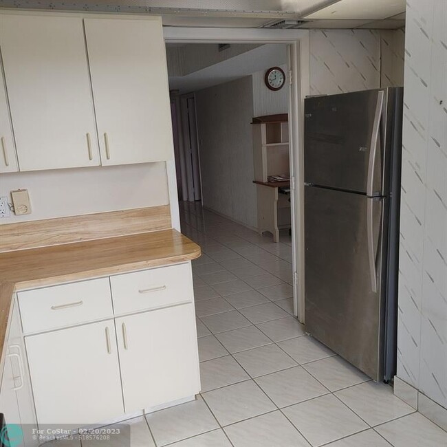 Building Photo - 4160 Inverrary Dr