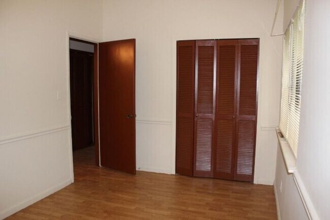 Foto del edificio - 7560 Taylor Rd., #5