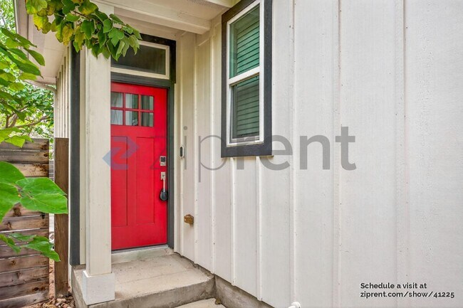 Building Photo - 1511 E Sandalwood Ln