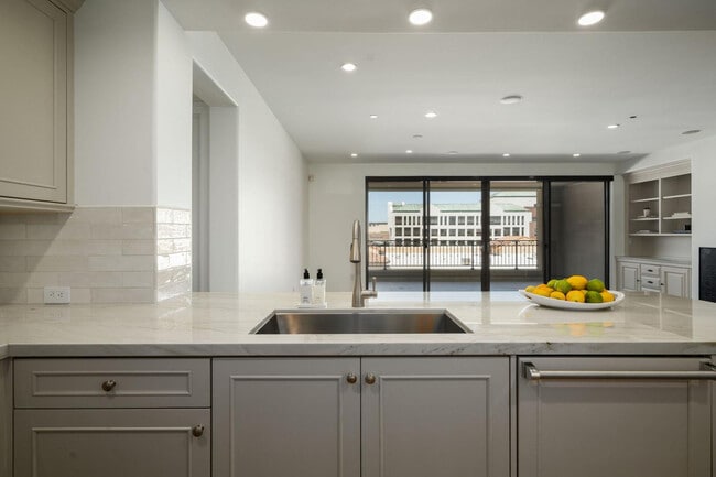 Foto del edificio - 7181 E Camelback Rd