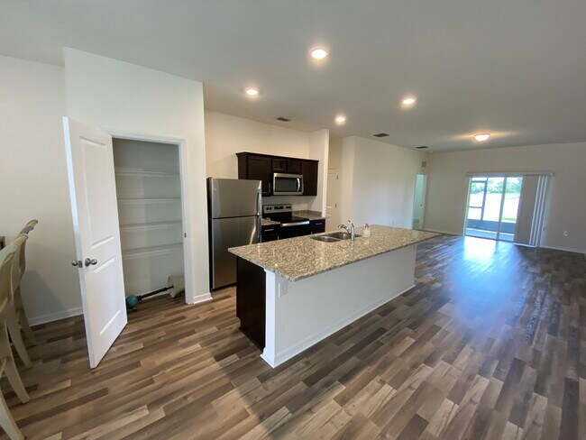 Foto del edificio - 3033 Neverland Dr