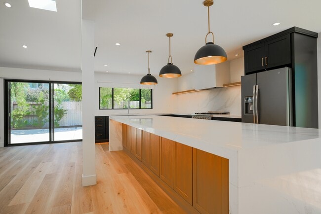 Building Photo - 1800 Oriole Dr