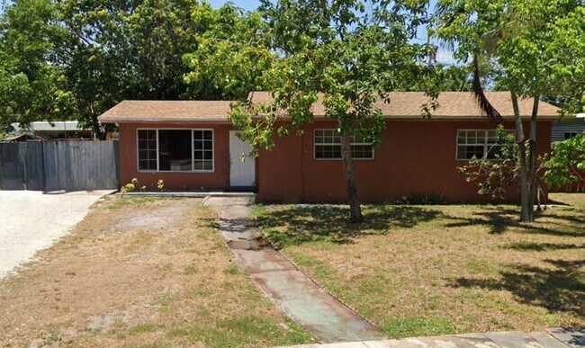 Foto del edificio - Nice 4-2 House with Central AC & Backyard