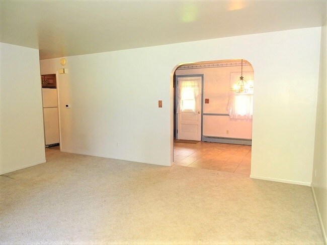 Building Photo - 821 School Ln