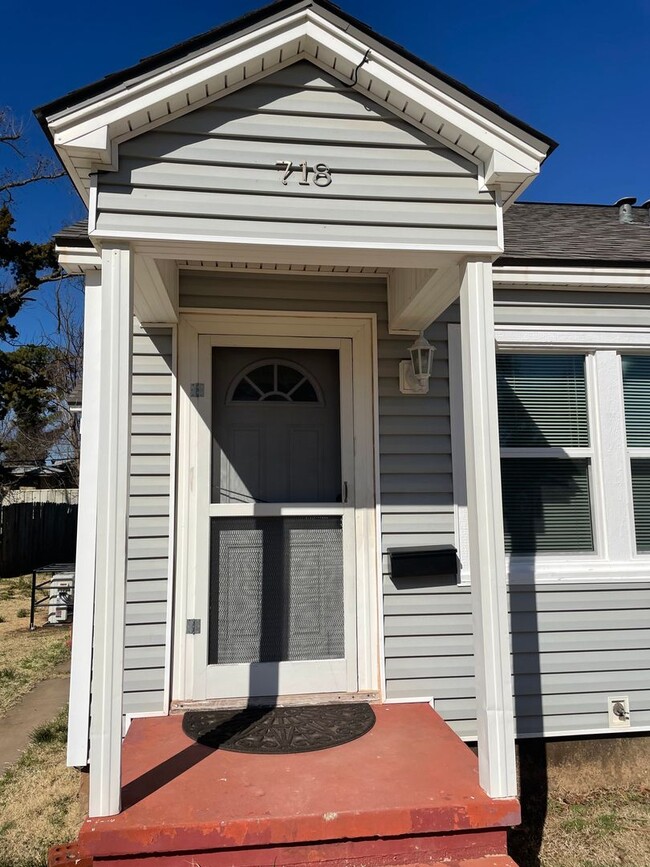 Building Photo - Spacious 1 bed 1 bath, ALL BRAND NEW , cut...