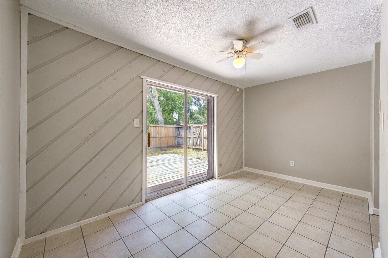 Building Photo - 212 Quaker Dr