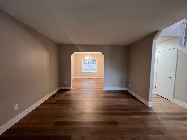 Foto del edificio - Beautifully Remodeled East Vancouver Two S...