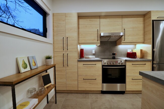 Photo du bâtiment - Private & Bright - 1Bedroom Laneway Suite