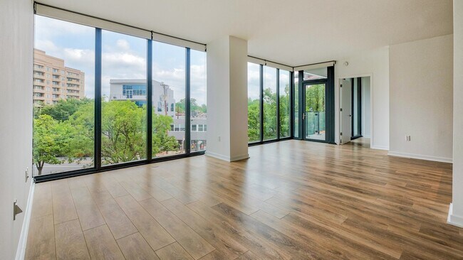 Impresionantes vistas con ventanas de piso a techo. - Windsor Bethesda