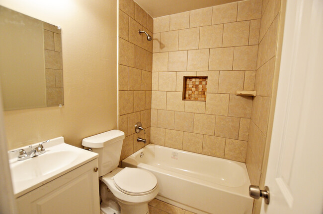 Building Photo - 1221 Crest Park Dr